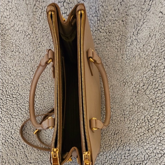 Prada Cammeo Saffiano Lux leather Bag medium authentic slightly used with strap - Picture 8 of 16